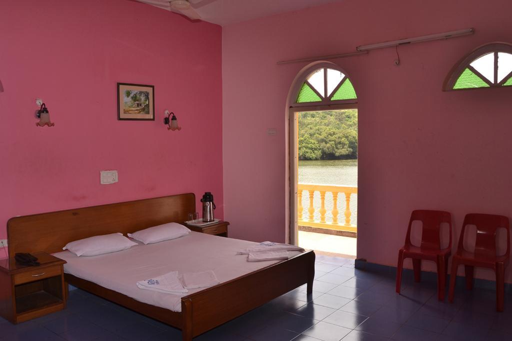 Hotel Mayem Lakeview Goa Zimmer foto